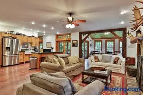 Spacious Vermont Mountain Retreat - 4BR,4BA - Near Skiing & Hiking - Perfect for Groups - Image 1