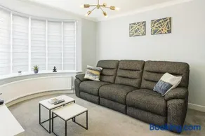Aldwych house, For Holidays, Contractors & Relocation, Free Parking & Wi-Fi - Image 4