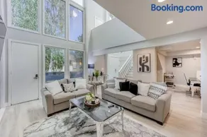 601-Lavish Family Home w AC & Patio near Meta & Stanford - Image 1