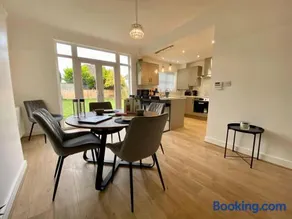 Mackets House - Hunts Cross - Sleeps 7 -Parking - Image 2