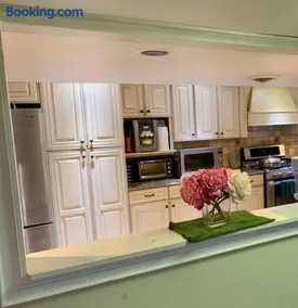 Affordable PRIVATE SUITE with easy access to NYC major airports - Shopping and attractions - Free parking - Image 2