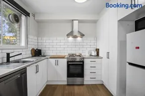 2BR Flemington Walk to Showgrounds Parking - Image 2
