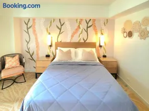 Ocean View Room at Ala Moana Hotel- Fees include - Image 2
