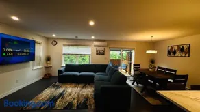 Modern 3 beds plus 2 and half bath spacious family home - Image 1