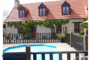 Saint-Saturnin 4 Bed Home Sleeps 10 Pool Garden - Image 3