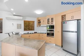 Meridien Beachfront Apartments at Trinity Beach - Image 4