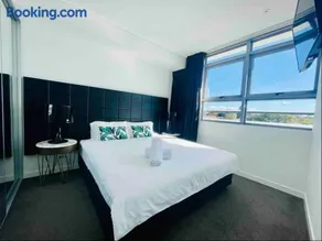 Chatswood Executive Suites - 3 Beds, 2 Baths with Parking - Image 1