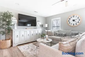 Luxury 3BR Pond View Home with Gameroom - Image 4