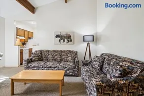 Cedarbrook Deluxe Two Bedroom Suite with outdoor heated pool 10304 - Image 3