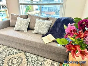 Private Entire Guest Suite, 1 min to bus stops to Downtown and major attractions - Image 1
