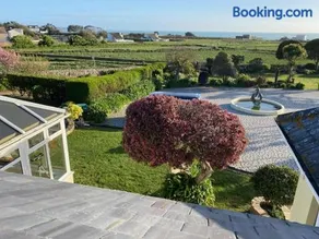 Coastal family home, sea views, indoor pool - Image 1