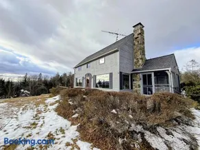 5H Charming Hilltop Farmhouse with Stunning Views & Modern Comforts Near Mountain View Grand Resort - Image 3
