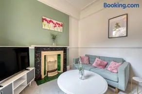 Brent House - 4 bedroom home close to shops, harbour & beaches - Image 4