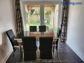 Newly Refurbished 3 Bedroom House with Lovely Garden - Image 3