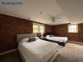 New Modern Lux Large Home 10MIN Downtown Sleeps 12 - Image 5