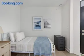 Modern 2BR apartment with free parking sleeps 5 - Image 4
