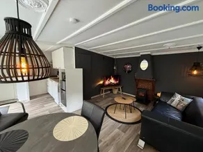 Romantic Veluwe Chalet with Private Hot Tub and Fully Fenced Garden - Image 1