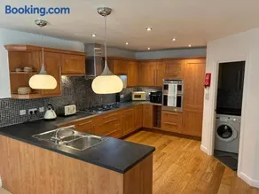 Spacious 5-Bedroom Home in Winkfield Row, Ascot - Image 4