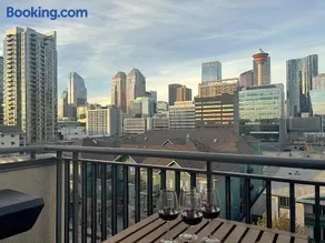 Stylish DT Views at Stampede w Free Parking and AC - Image 1
