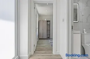 Modern guest house Free Parking - Image 5