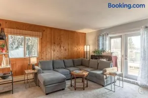 Modern Downtown Stay - Image 5