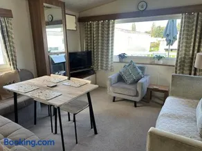 3 Bedroom Caravan Sleep 6 Pet Friendly - Image 2