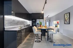 Oasis Privé - Luxury Pool Retreat in Varkiza - Image 2