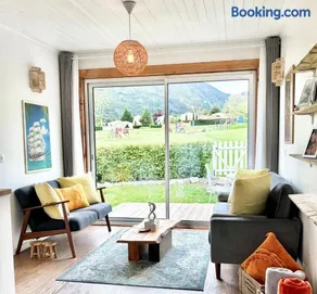 À deux pas du lac élégant chalet spacieux en domaine privé avec piscine restaurant et boulangerie - Image 3