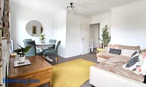2 bed apt w/ private parking close to town centre - Image 2