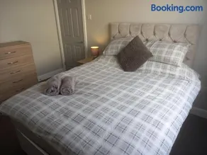Springfield Gardens - 4 Bedroom House, 8 Beds, Close to J26 M1-A52 - Ilkeston - Long Eaton - Nottingham - Derbyshire - 400Mbs WiFi Free Parking! - Image 1
