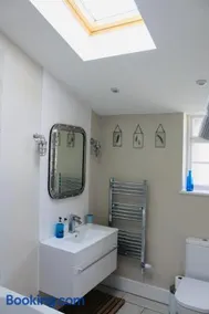 Centre of Yarmouth, Isle of Wight, sunny cottage - Image 3
