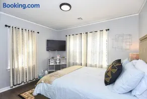 BLUE FLAMINGO'S CHARMING HOME-Heart of Tulsa2- Cherry St-Expo-11th - Image 3