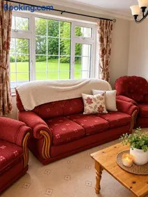 Lakeside Retreat Sleeps 8 & 15 mins from Westport - Image 1