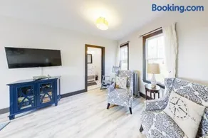 Newly Renovated Haven w/ Deck, Walk to Shops, Dining & Marina, Pet friendly - Image 2