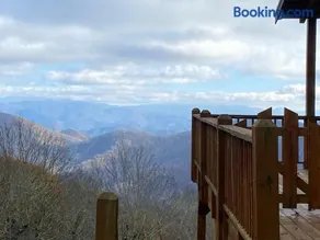 Rocky Top Mountain Getaway - Image 4