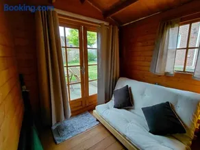 Heidi's Hideaway, Quirky wood cabin in Petersfield - Image 3