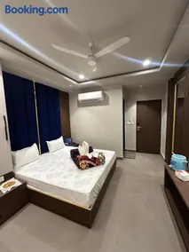 HOTEL PREMIER CHOICE - JUST 50 Meters DARGAH BULAND DARWAJA VIEW - Image 3