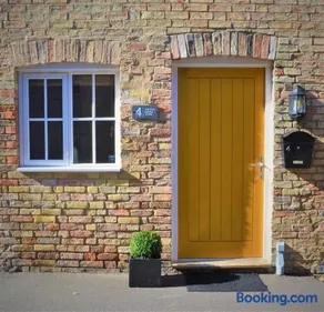 The Old Bottle Store - 2 Double Bedrooms, 2 Bathrooms, St Ives, Cambridgeshire - Image 1