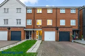 Luxury 5 Bed House - Free Parking - Perfect For Contractors & Families - Image 2