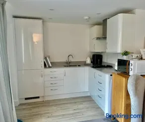 Cotswold studio with kitchen & patio - Image 2