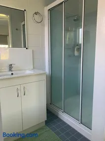 Comfy 4 Bedroom with Country Views - Image 2