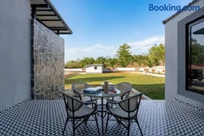 Saffronstays Crimson Crest - Image 3