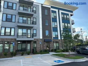 Alease Retreat Luxury 2BR 2BA Suite Sleeps 4 with a Pool and Food Hall - Image 1