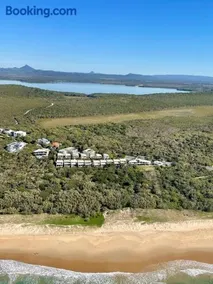Castaways Penthouse Noosa, Beachfront Pool Tennis - Image 4