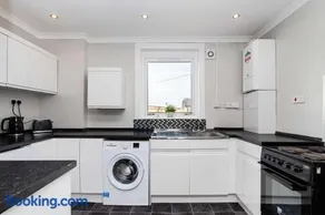 3BR Free Parking Near Hopetoun & Edinburgh Airport - Image 2