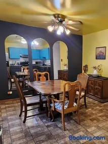 Retro 2 BR Home 6 mins to United Center with Parking - Image 4