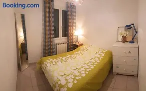 Cosy Room in the centre - Image 3