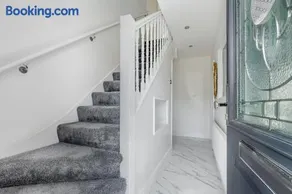 Spacious 3-Bed House, Sleeps 6, Parking, Contractor Friendly - Image 3