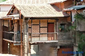 Charming House in Robledillo de Gata with Fireplace and Terrace - Image 1