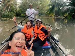 Adora Central Park hostel with rooftop and floating market tour - Image 2